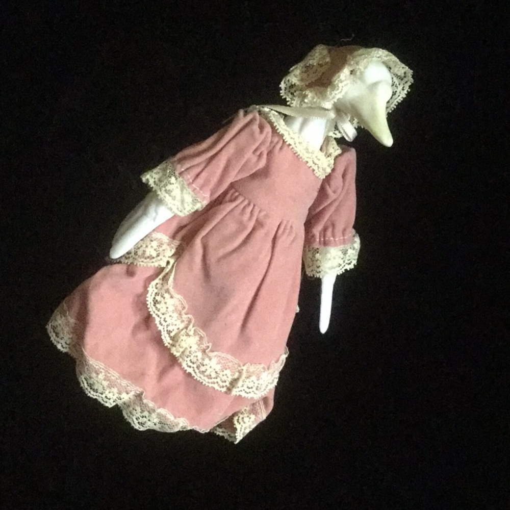 Vintage Colonial goose ornament porcelain